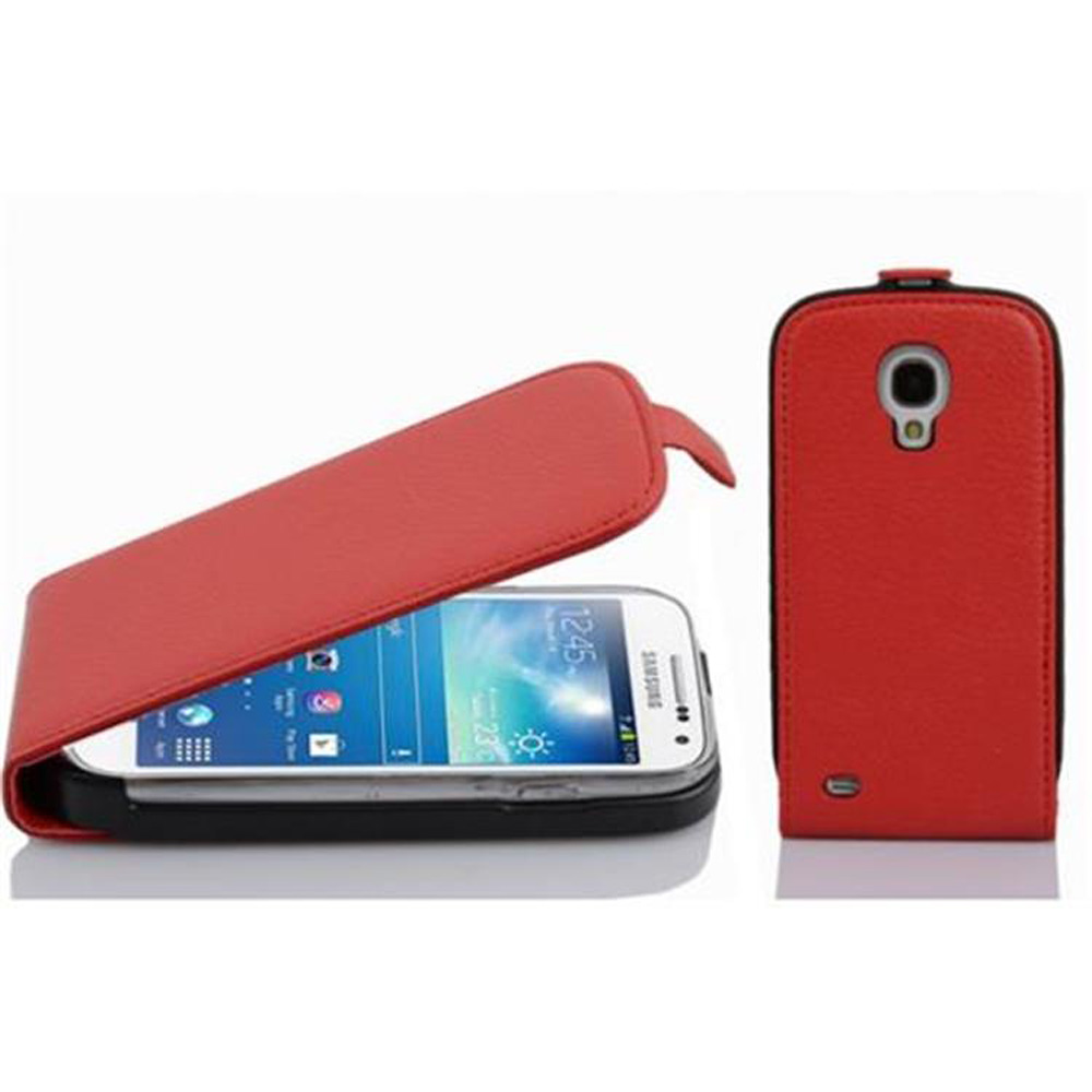 Una funda roja para teléfono protege un teléfono, mostrando la hora. La funda está abierta y cerrada.