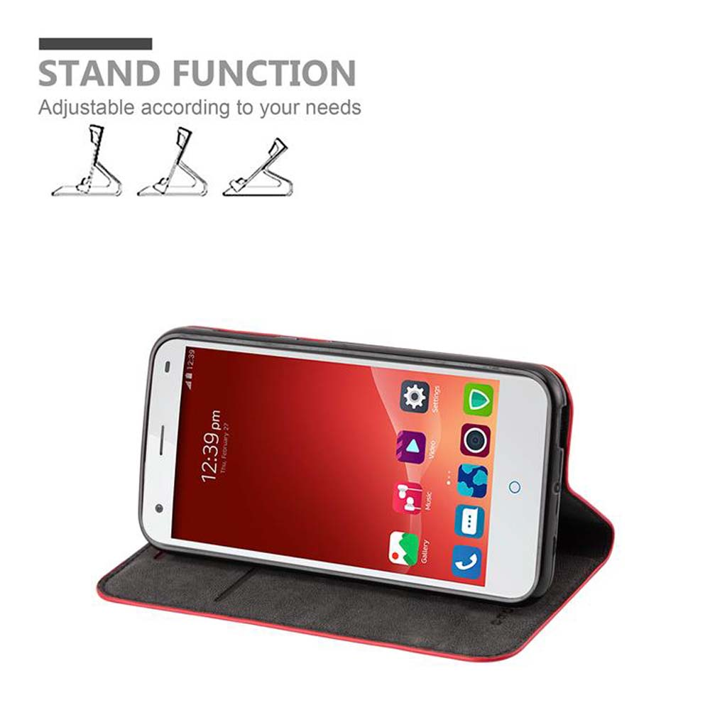 Telefono in custodia rossa, aperto per l'uso come supporto. Il telefono mostra le icone delle app e l'ora.