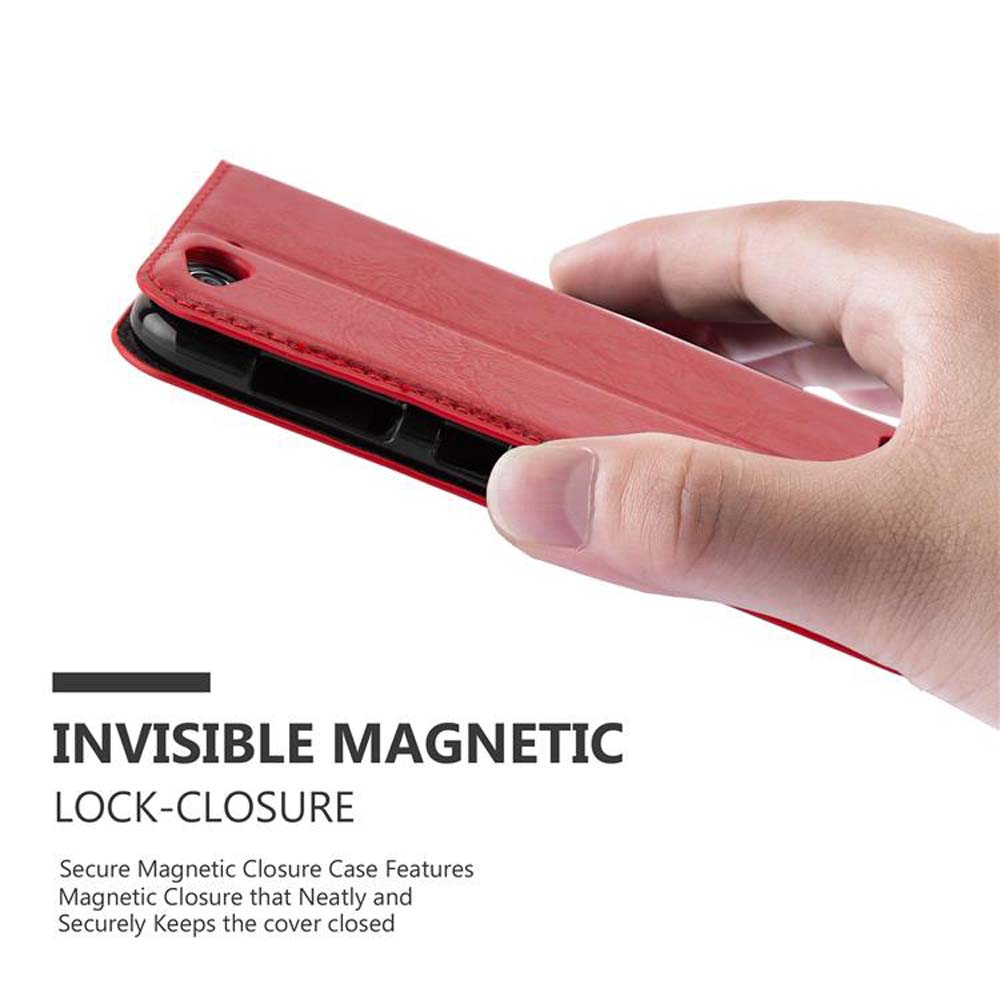 Mano che tiene una custodia per telefono rossa, che mostra le informazioni 'Invisible Magnetic Lock-Closure'.