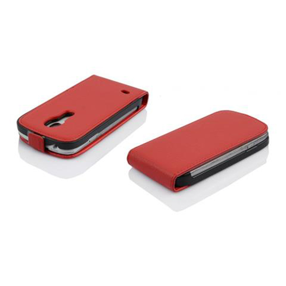 Dos fundas rojas para teléfono, con un teléfono dentro de una de ellas. Fondo blanco.