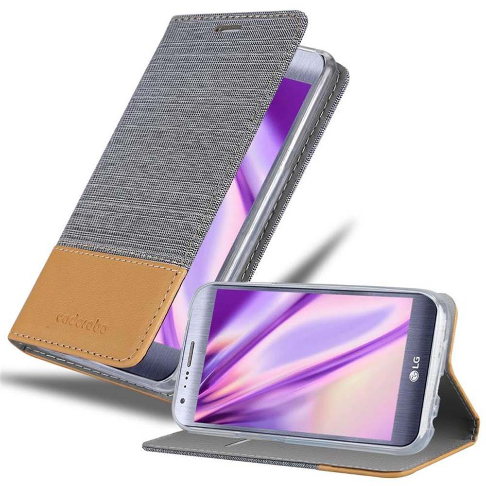 Un teléfono en una funda de tela gris y cuero marrón, el teléfono está abierto.
