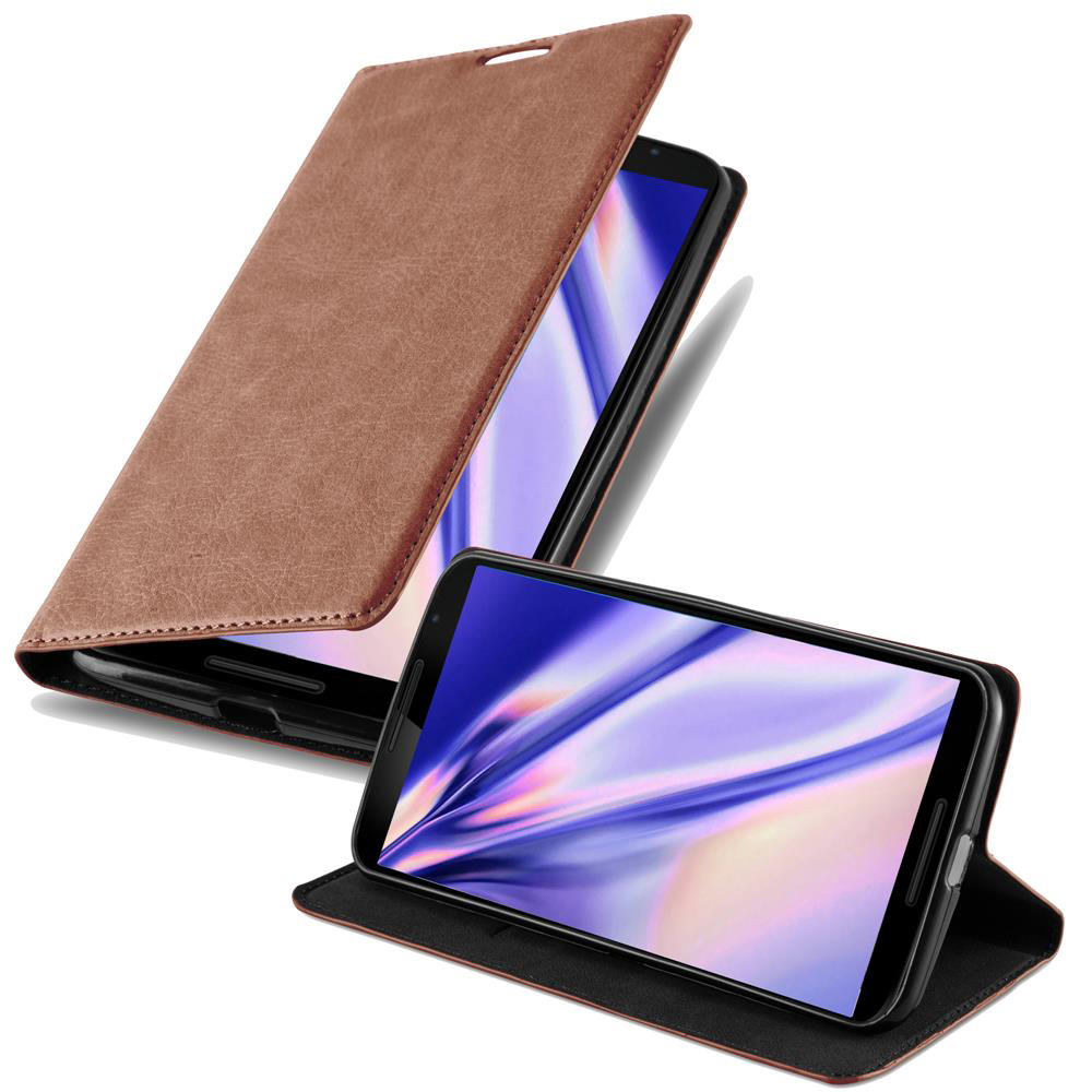 Dos teléfonos en fundas marrones. Uno está abierto, mostrando la pantalla. El otro está cerrado.