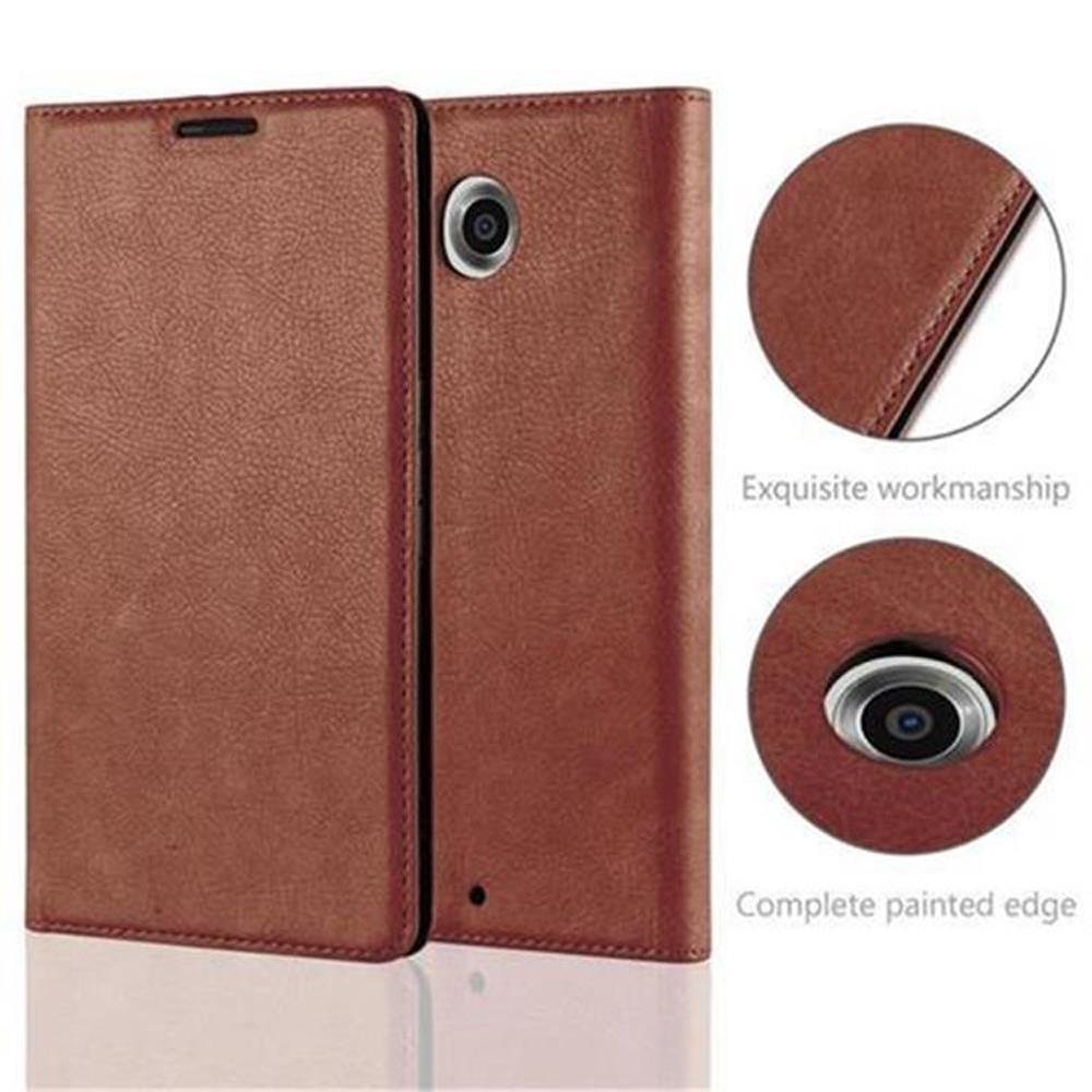 Funda de teléfono marrón con teléfono. Dos círculos detallan la costura y la cámara.