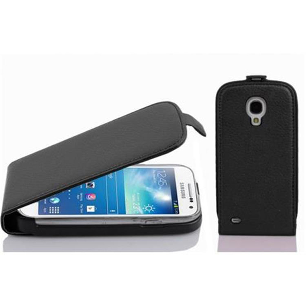 Funda de teléfono negra, abierta con un teléfono dentro, y una funda de teléfono cerrada a la derecha.