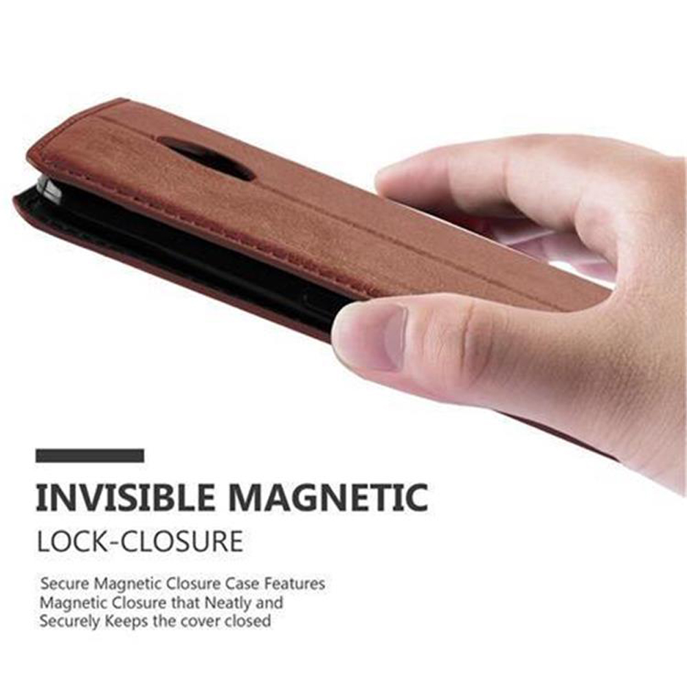 Mano sosteniendo una funda marrón para teléfono. El texto dice cierre magnético invisible.
