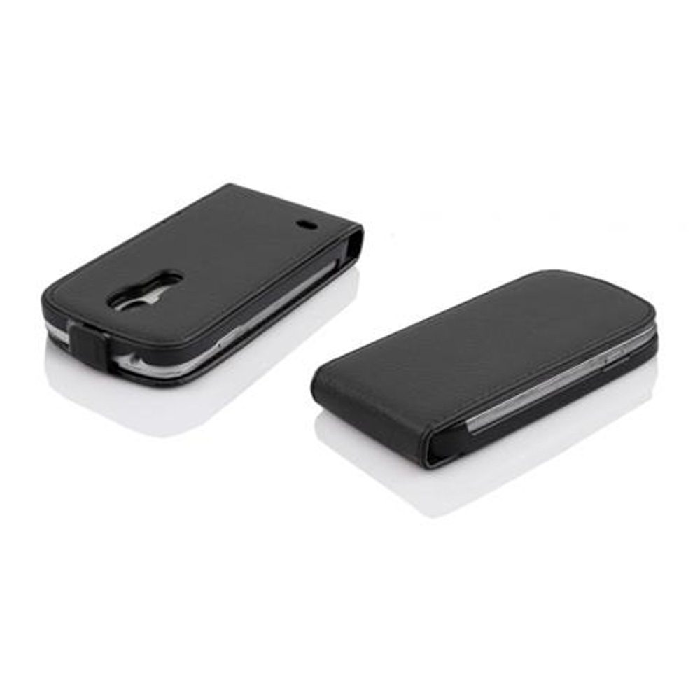 Dos fundas de teléfono negras, abiertas, mostrando el interior y el exterior.