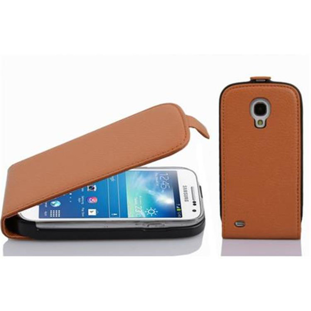 Una funda marrón para teléfono, abierta con un teléfono dentro. Otra funda a la derecha, cerrada.