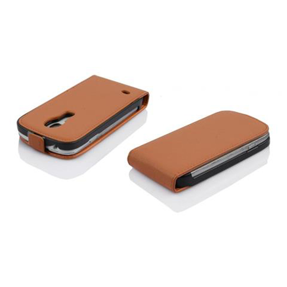 Dos fundas marrones de cuero para teléfono, una abierta y otra cerrada. El recorte de la cámara es visible.