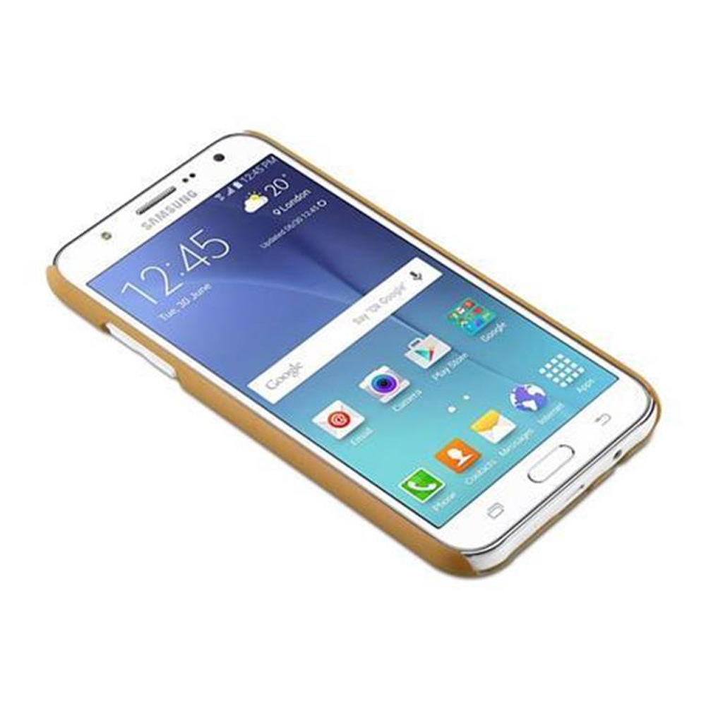 Un telefono Samsung bianco con una custodia marrone è su una superficie bianca. Lo schermo mostra l'ora.