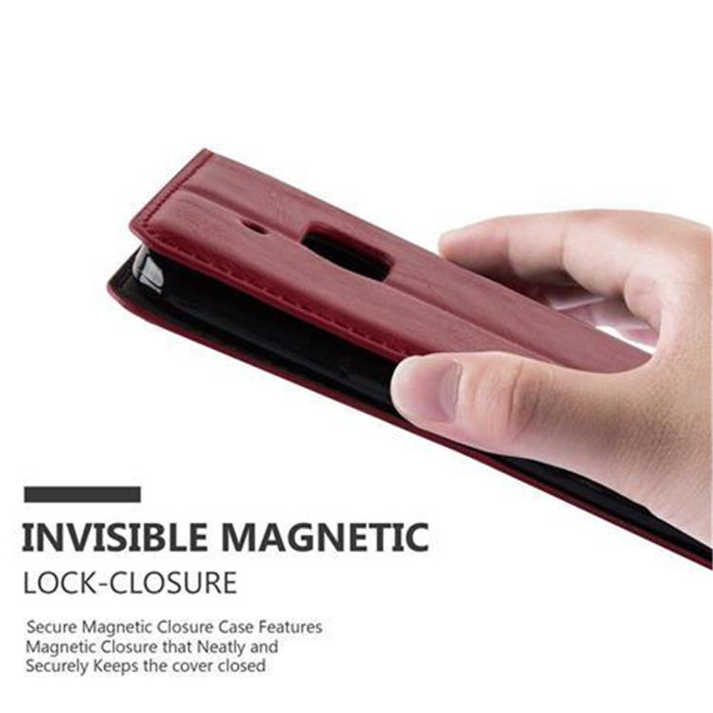 Mano che tiene una custodia per telefono, aprendola. Testo: CHIUSURA MAGNETICA INVISIBILE. La custodia è rossa.