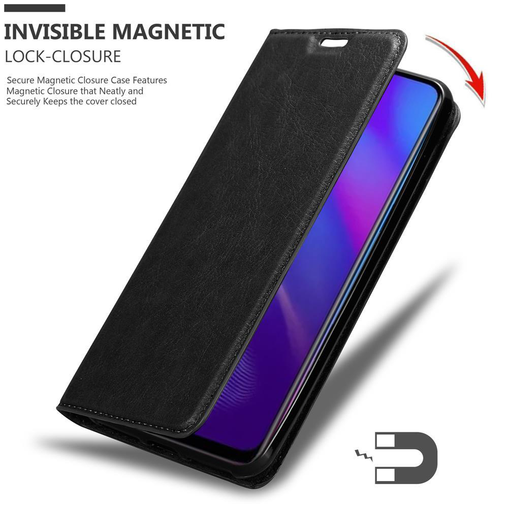 Custodia per telefono nera, aperta. Il telefono è all'interno. La custodia ha una chiusura magnetica e un simbolo a calamita.