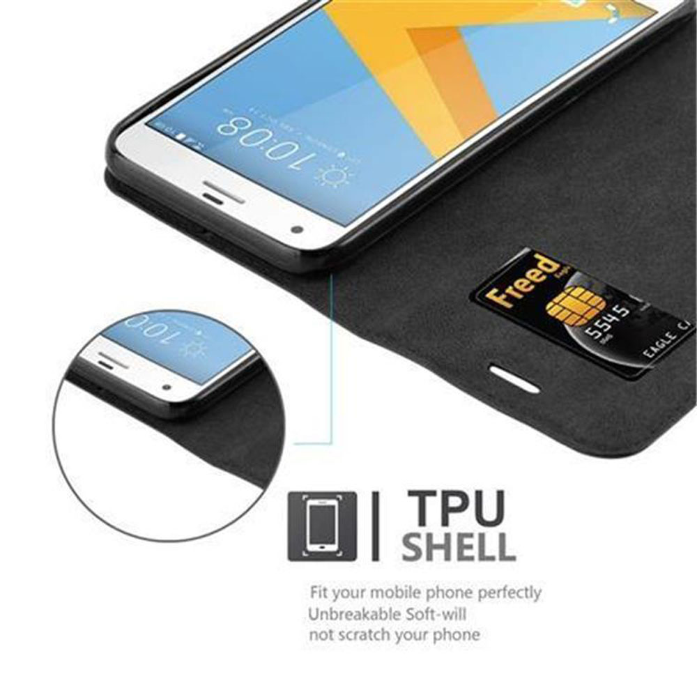 Telefon in einer schwarzen Brieftasche. Der Bildschirm zeigt die Uhrzeit an. Im Inneren befindet sich eine Kreditkarte.