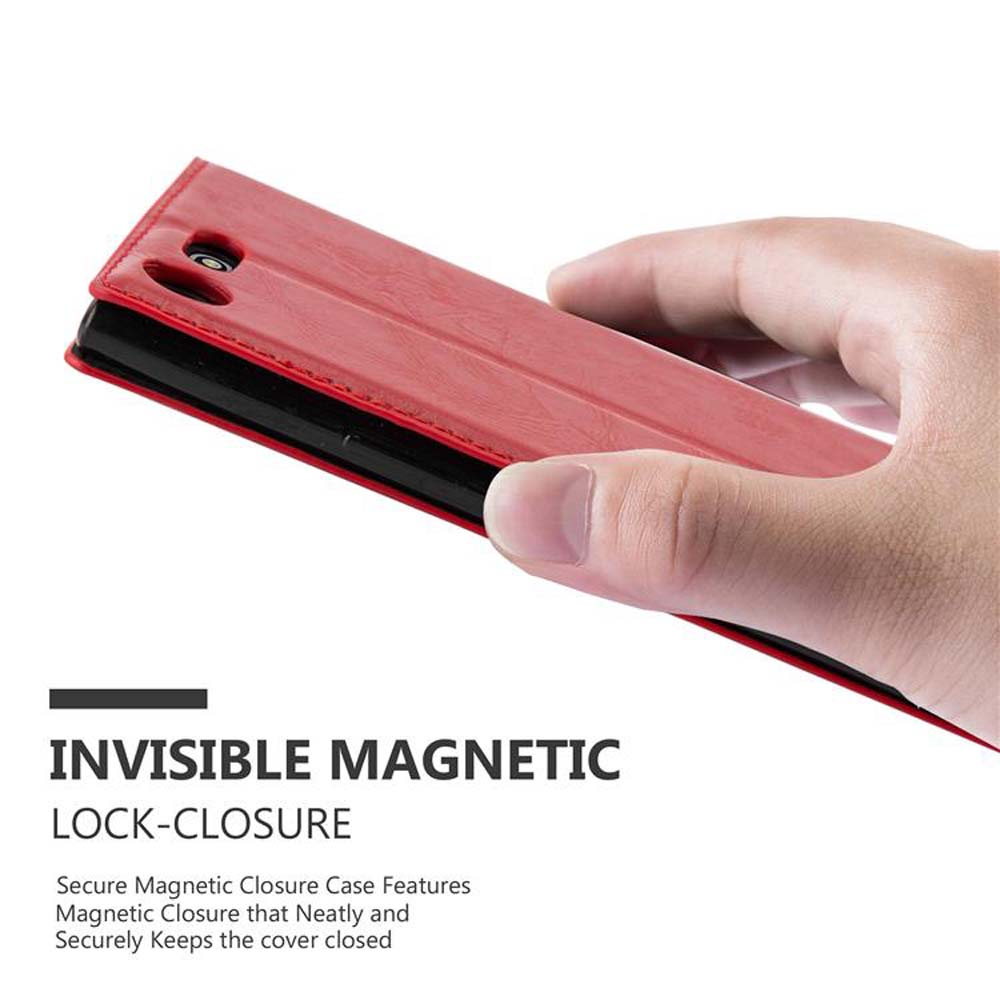Custodia rossa con telefono dentro. La custodia è tenuta da una mano. Testo: Chiusura magnetica invisibile.