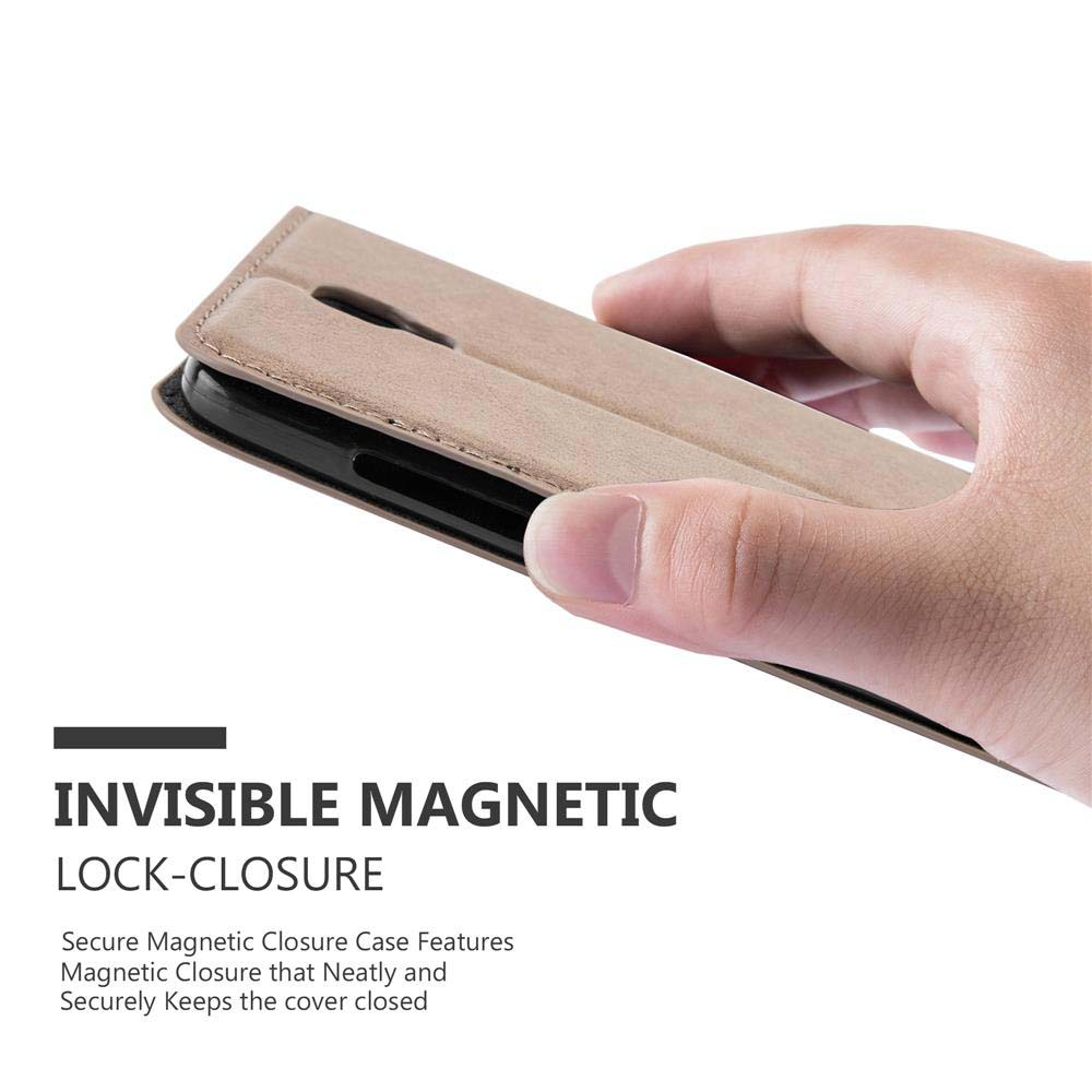 Una mano sostiene una funda beige cerrada, enfatizando el cierre magnético invisible.