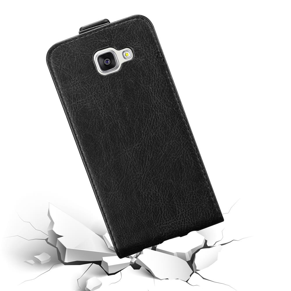 Schwarzes Handycase auf weißem Grund, rissiger Boden.