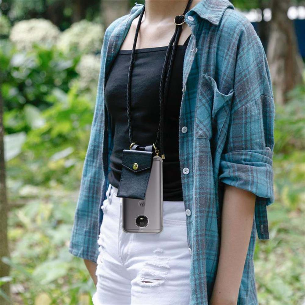 Eine Person trägt eine Crossbody-Handyhülle. Das Telefon ist in der Hülle sichtbar.