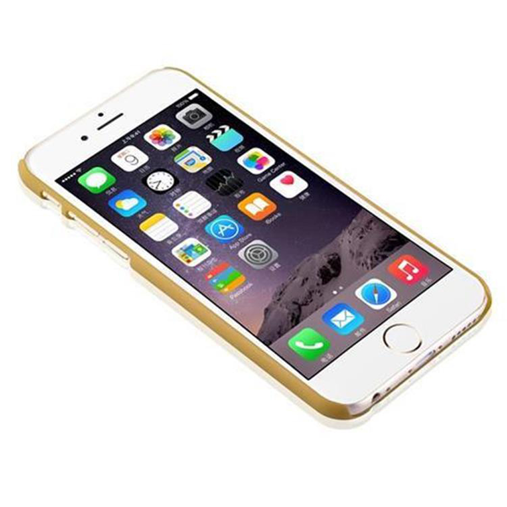 Un telefono bianco con un bordo dorato è appoggiato su una superficie bianca. Lo schermo mostra le icone delle app.