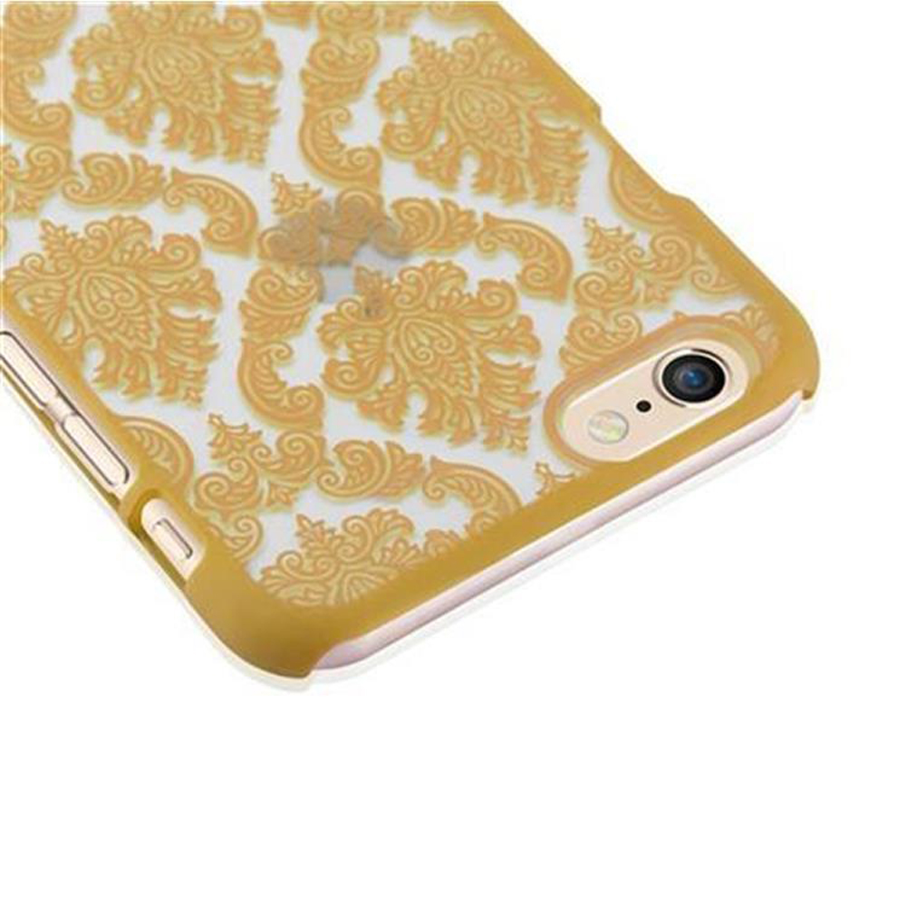 Primo piano di una custodia per telefono con motivo damascato dorato su sfondo bianco.