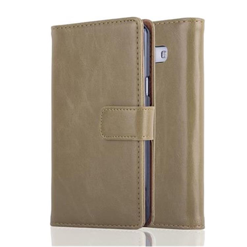 Funda de teléfono cerrada. Color beige. La funda tiene solapa y cierre magnético. Fondo blanco.