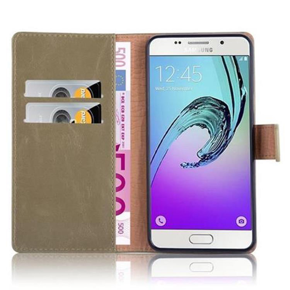 Funda de teléfono con teléfono dentro y dinero en efectivo.