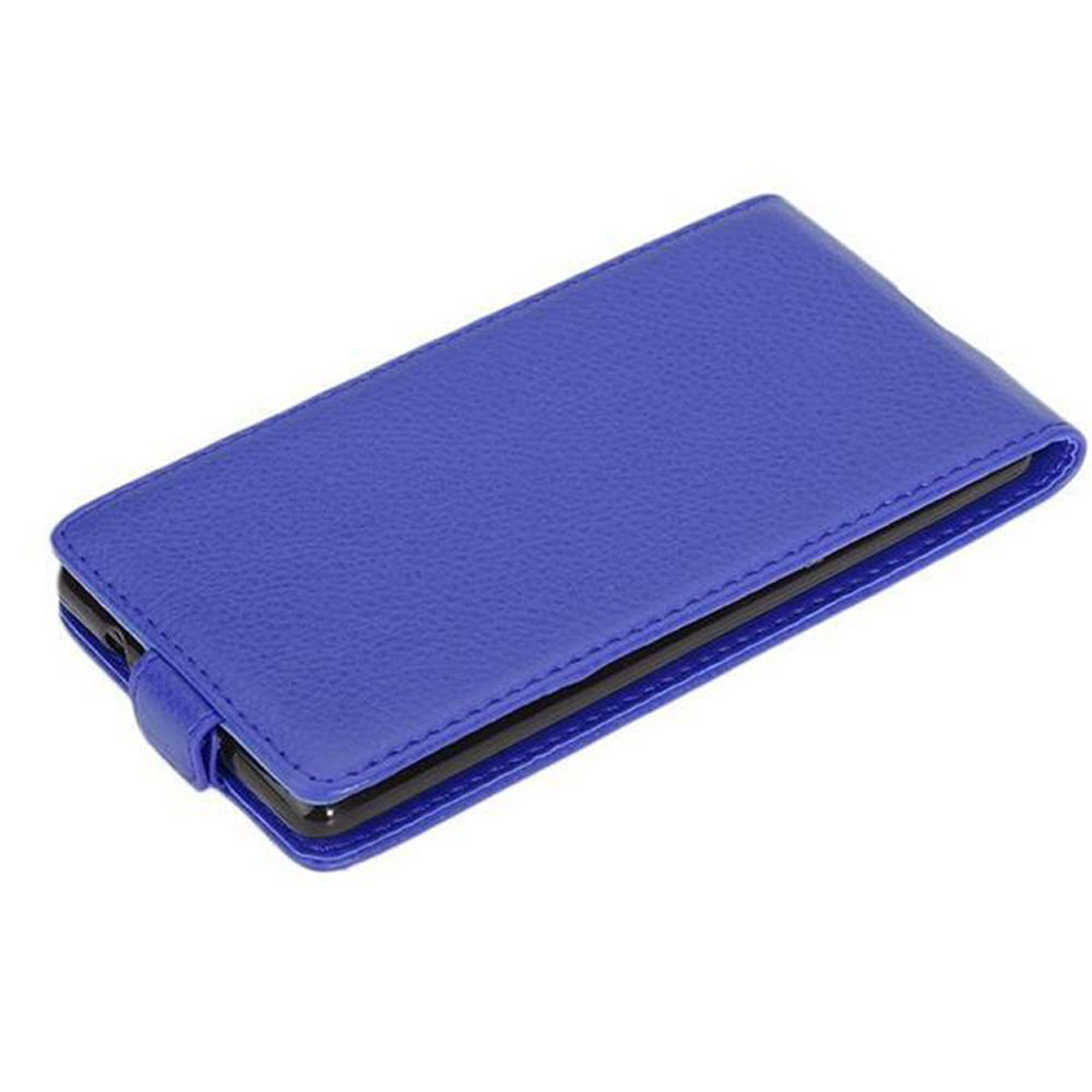 Custodia per telefono blu chiusa. È realizzata in pelle o materiale simile.
