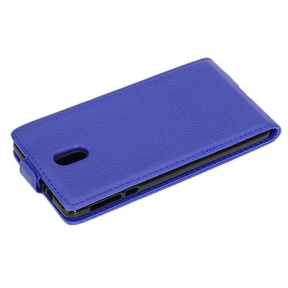 Una custodia per telefono blu chiusa su una superficie bianca. La custodia ha un aspetto strutturato.