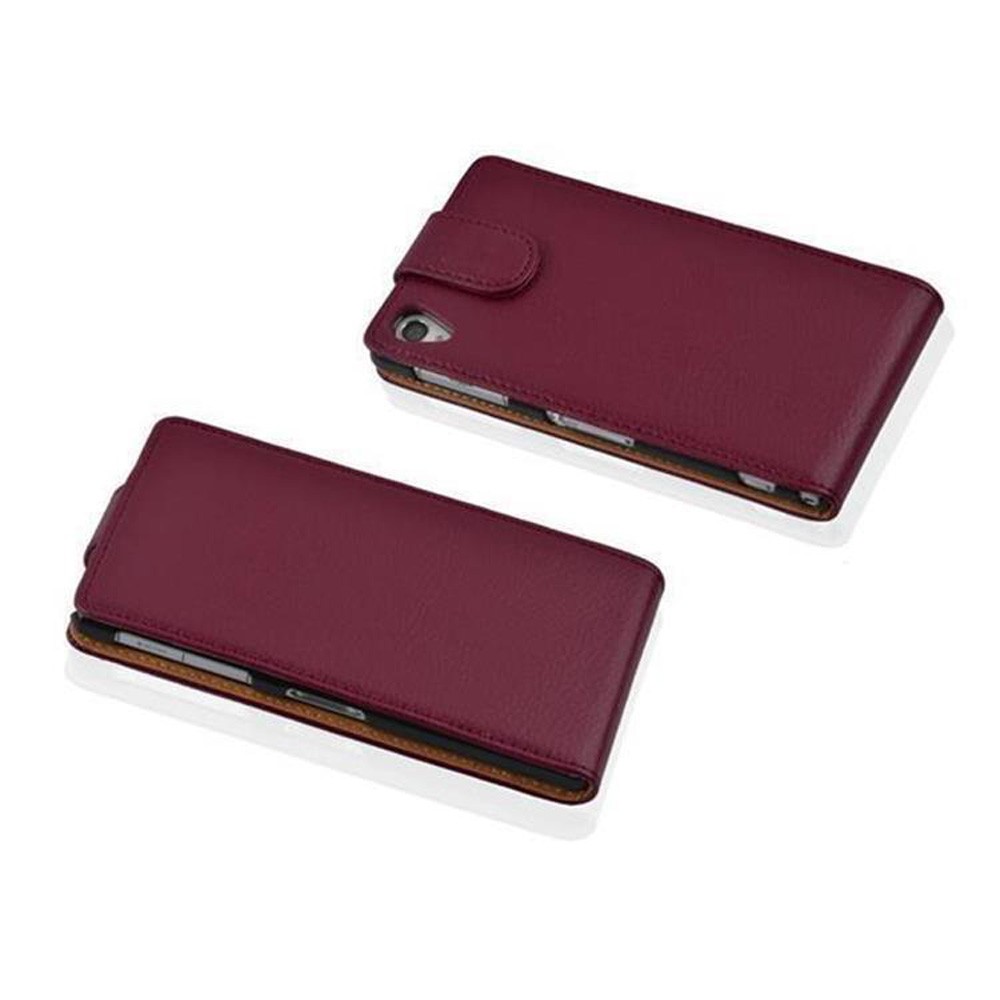 Dos fundas rojas para teléfono, una cerrada y otra abierta. Las fundas son de cuero con cierre de botón.