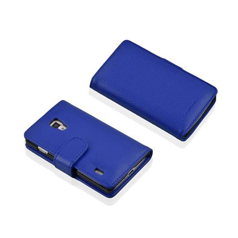 Blaue Handyhülle. Das Telefon ist darin eingesetzt. Daneben eine weitere geschlossene Hülle.