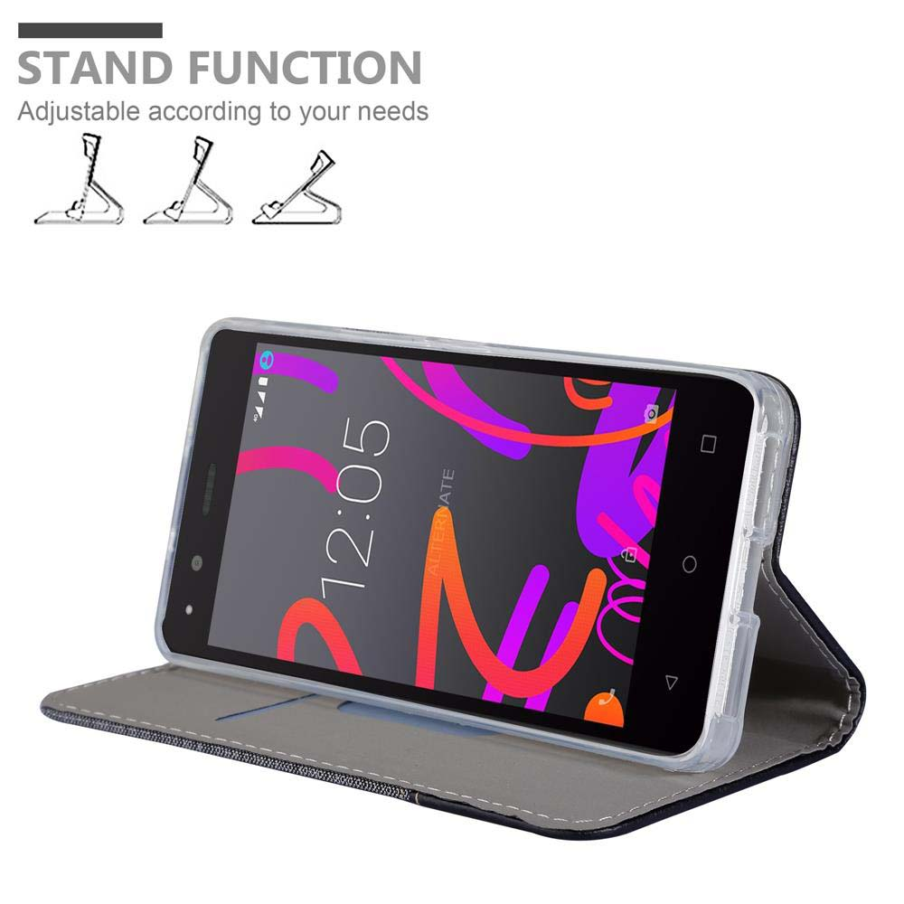 Telefon in grauem Etui, hochgeklappt. Display zeigt Zeit und abstrakte Kunst. Ständerfunktion gezeigt.