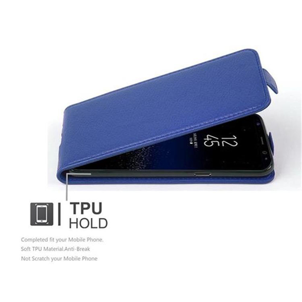 Custodia blu aperta, con telefono nero dentro. Testo in basso. Sfondo bianco.