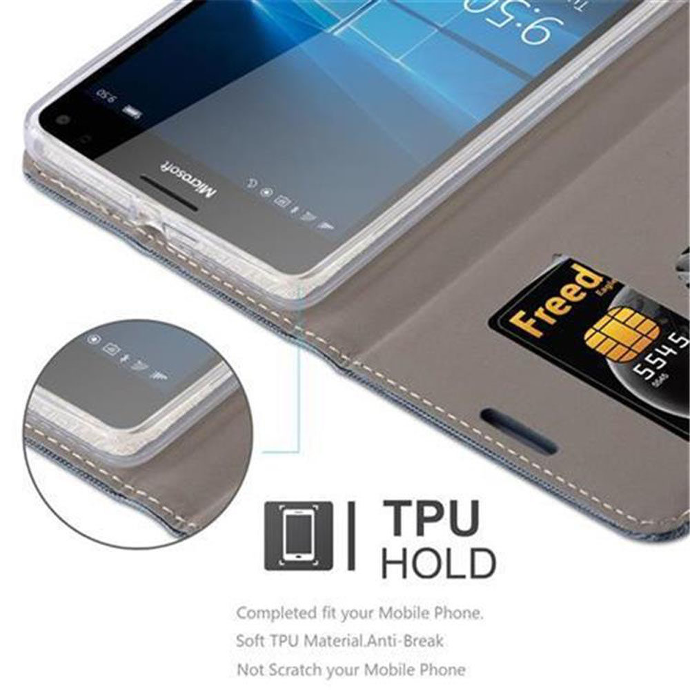 Telefono in custodia aperta con carta di credito. Mostra le 9:50 sullo schermo.