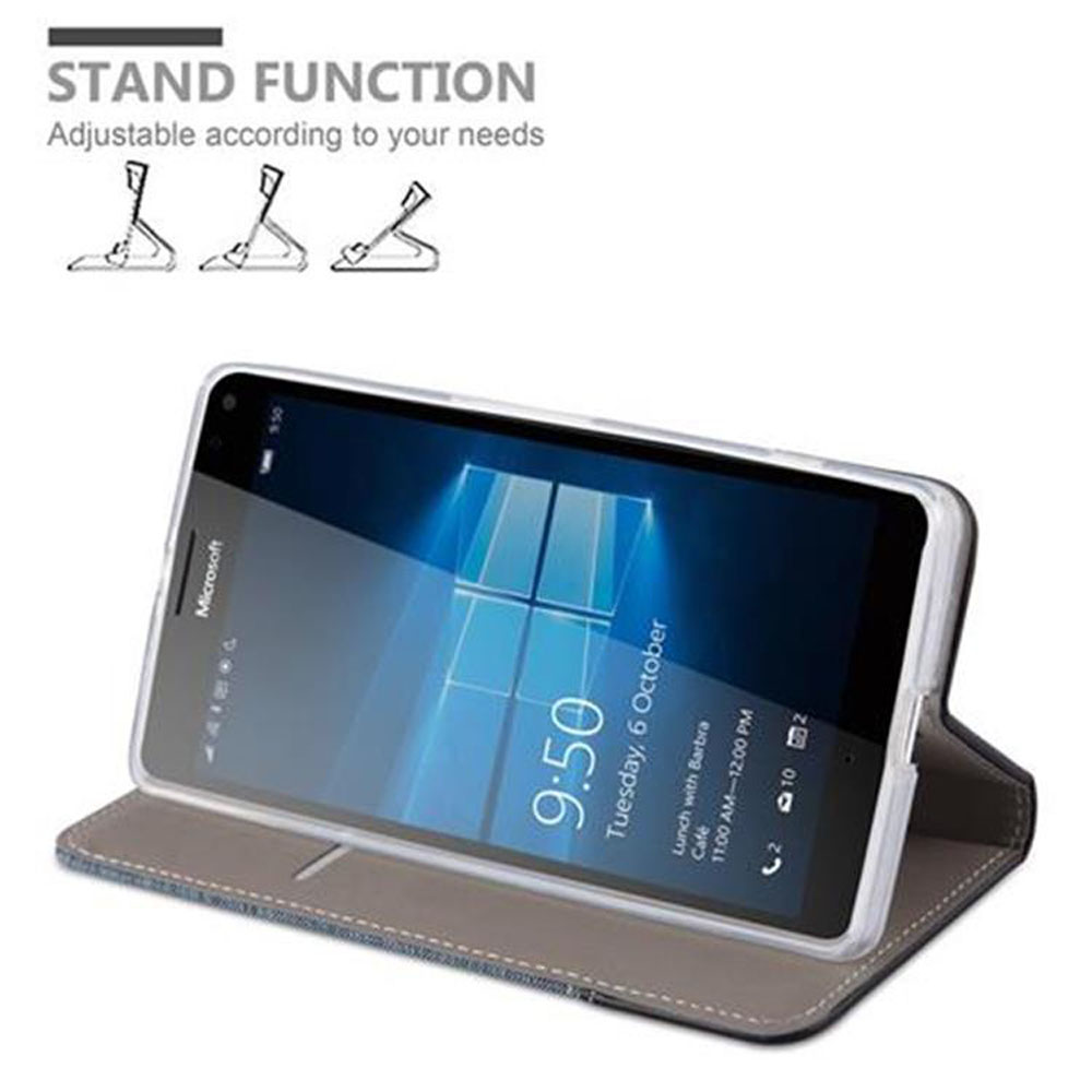 Telefono in una custodia con funzione stand. Il telefono mostra ora e data. Sfondo: un tavolo.