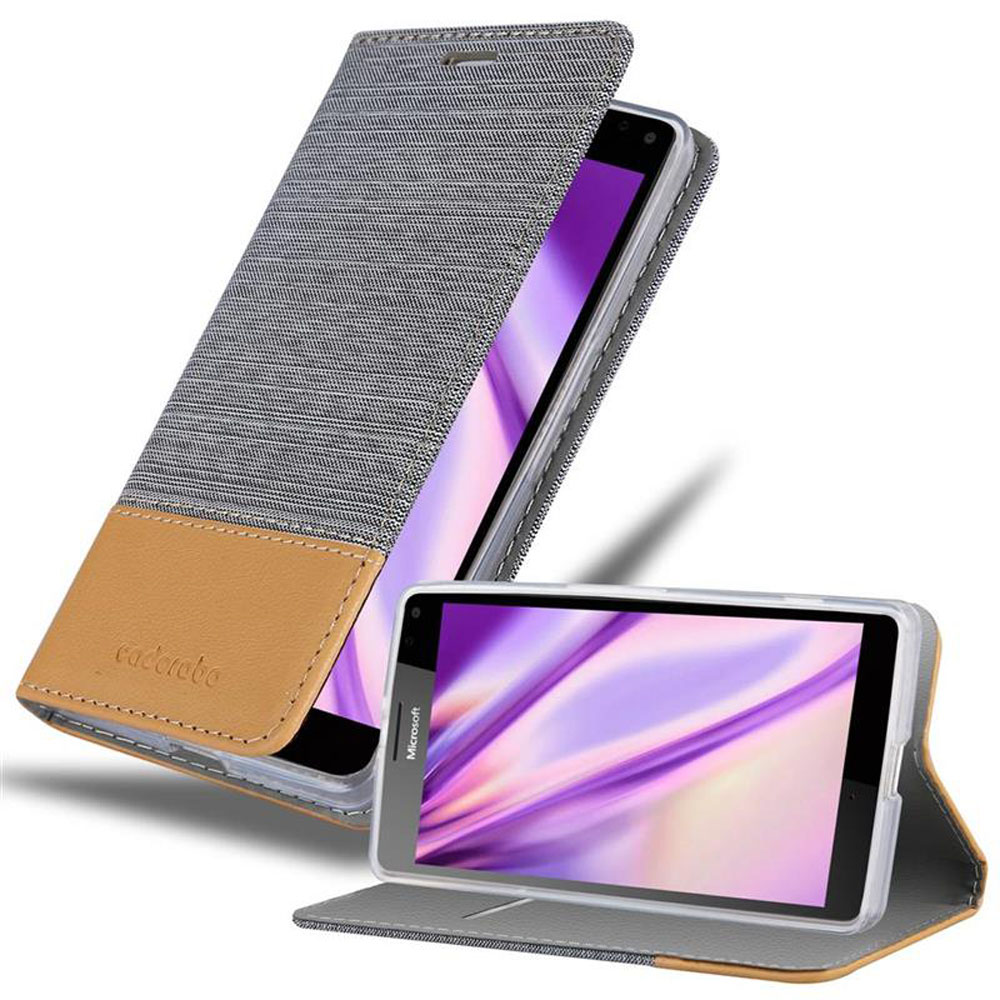 Telefono in custodia grigia e beige, aperto. Il telefono mostra schermo colorato, sfondo bianco.