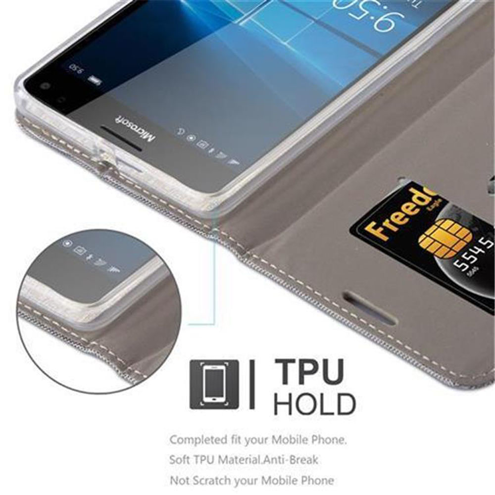 Telefono in una custodia a portafoglio, con testo e una carta, su sfondo bianco.