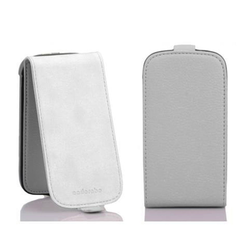 Dos fundas blancas para teléfono. Una abierta, otra cerrada, sobre fondo blanco. Visible la marca.