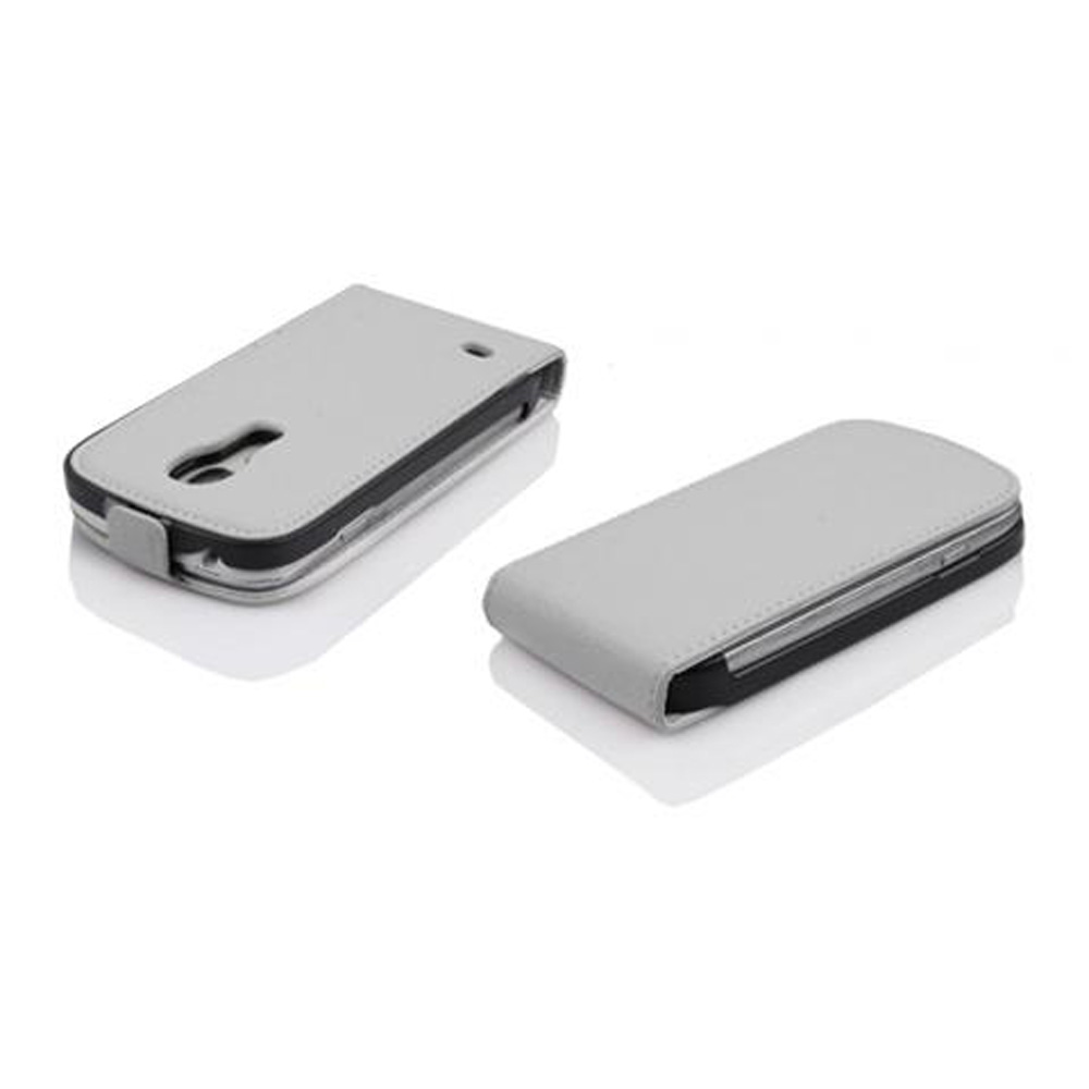 Dos fundas grises para teléfono, una abierta y otra cerrada, sobre fondo blanco.