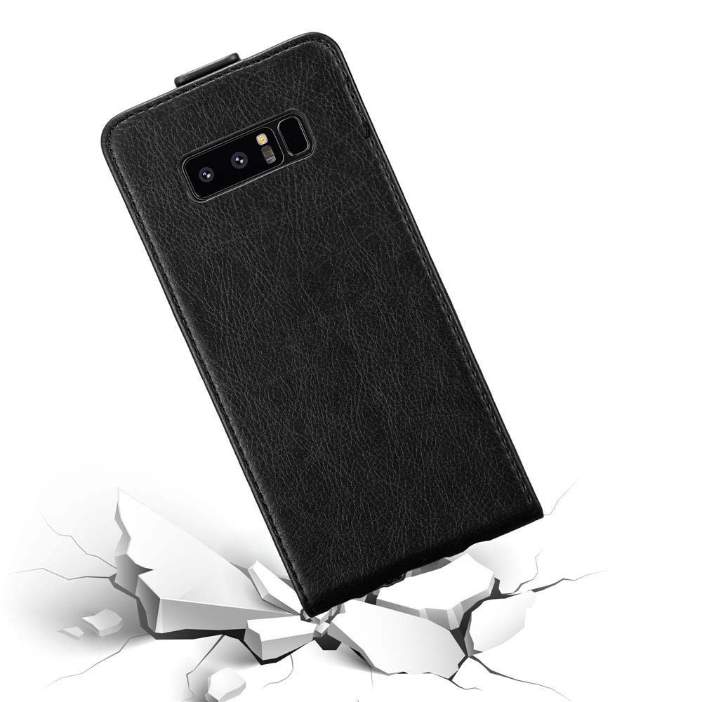 Custodia per telefono nera, angolata verso la fotocamera. La custodia è su uno sfondo bianco.