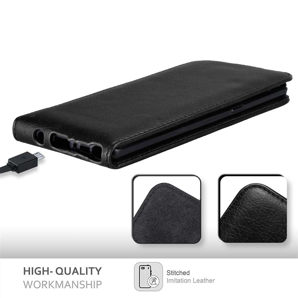 Custodia per telefono nera con dettagli delle aperture del telefono. Un cavo USB è visibile.