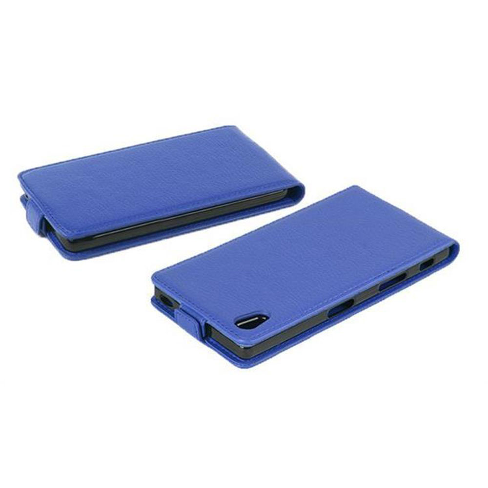Zwei blaue Handyhüllen, in einer davon ein Telefon. Eine geschlossene und eine offene Hülle.