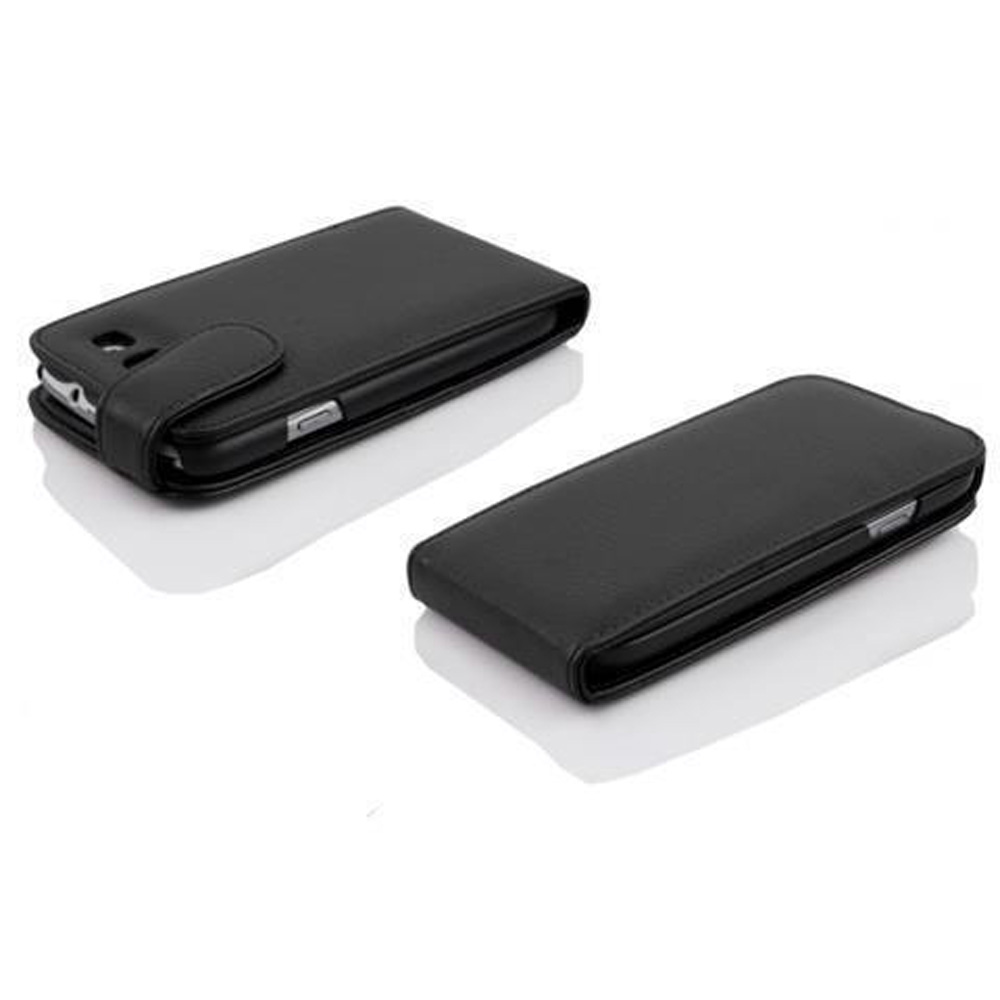 Dos fundas de teléfono negras, una abierta. Están sobre una superficie blanca, con el teléfono.