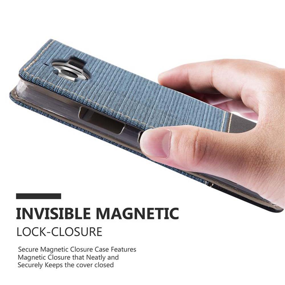 Mano che tiene una custodia blu per telefono. Il testo dice chiusura magnetica invisibile.