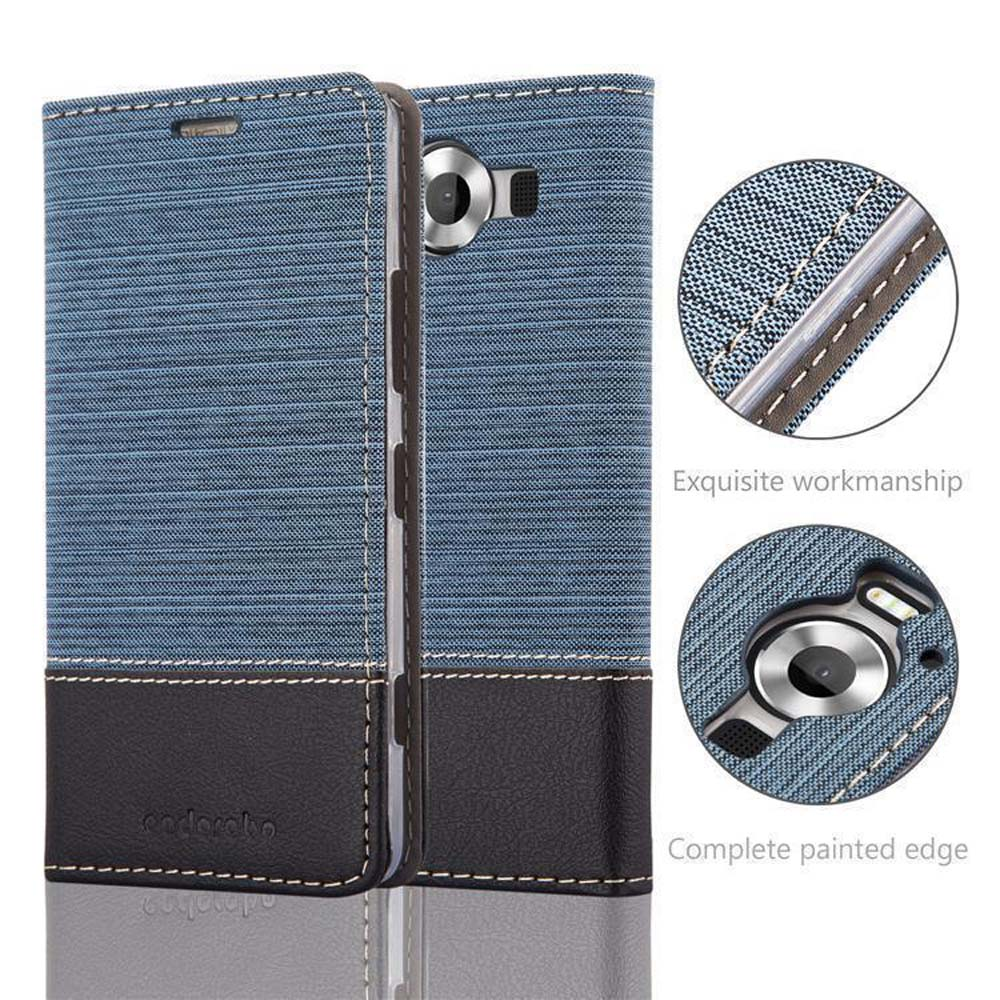Una custodia per telefono in denim blu con dettagli neri, che mostra la maestria artigianale.