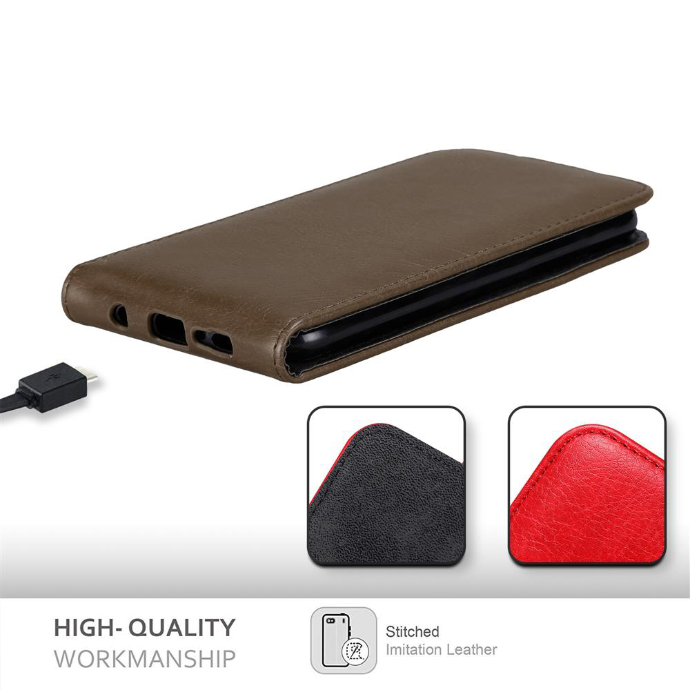 Eine braune Leder-Handyhülle wird gezeigt, mit einem Telefon darin. Ein Ladekabel ist sichtbar.