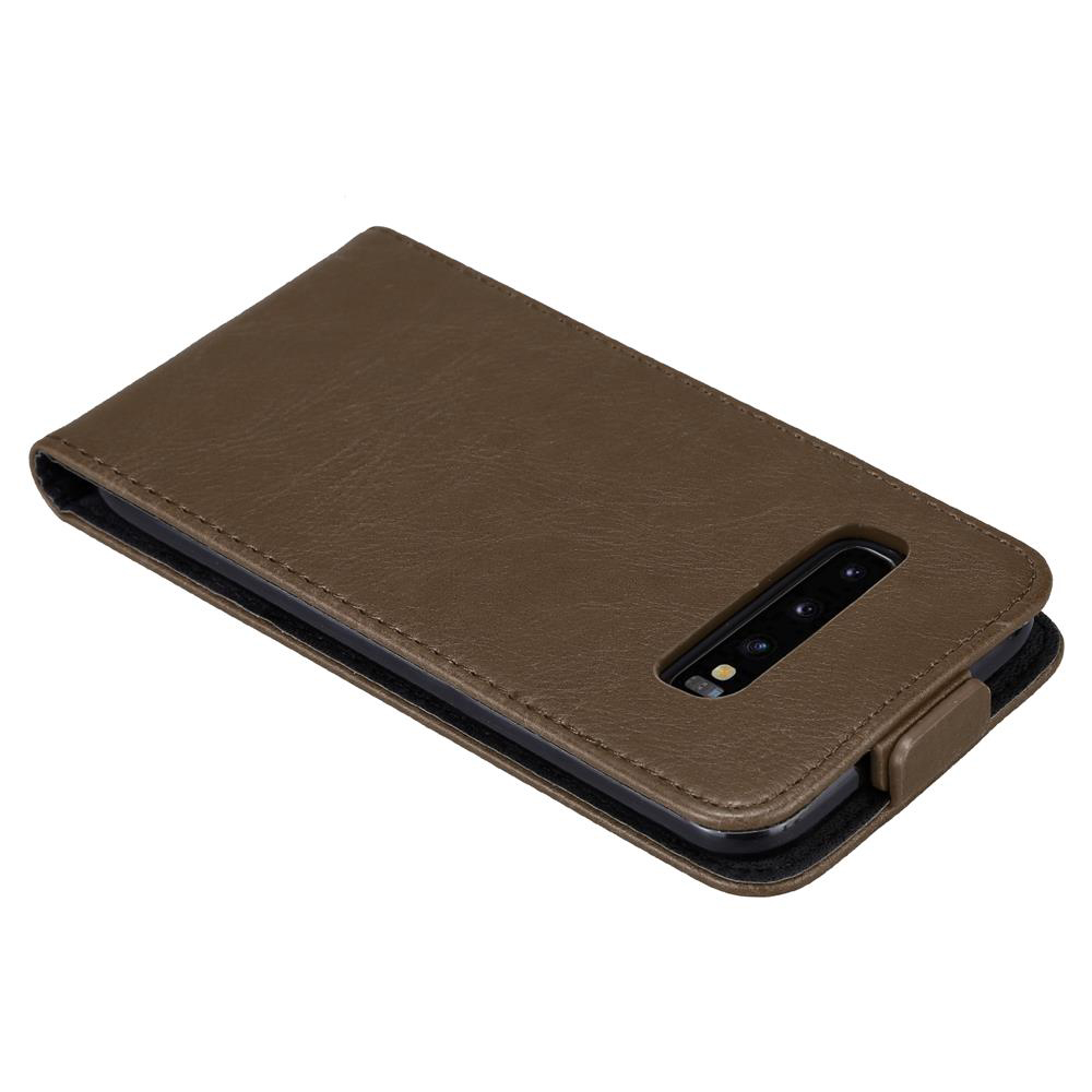 Braune Leder-Handyhülle mit Telefon. Schräge Ansicht, zeigt die Rückkamera.