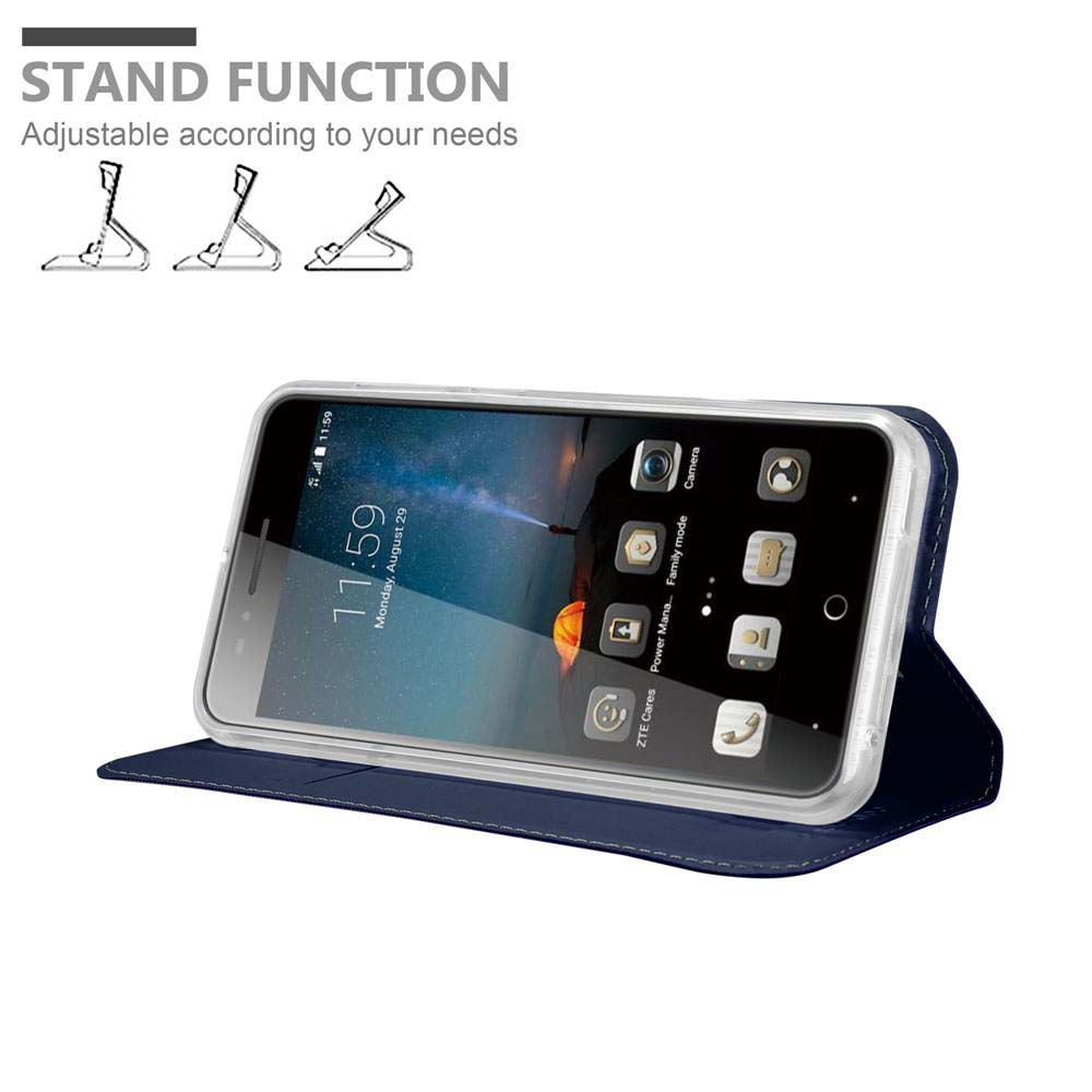 Eine blaue Handyhülle steht auf weißem Hintergrund, mit einem Telefon darin. Es kann zum Aufstellen angepasst werden.