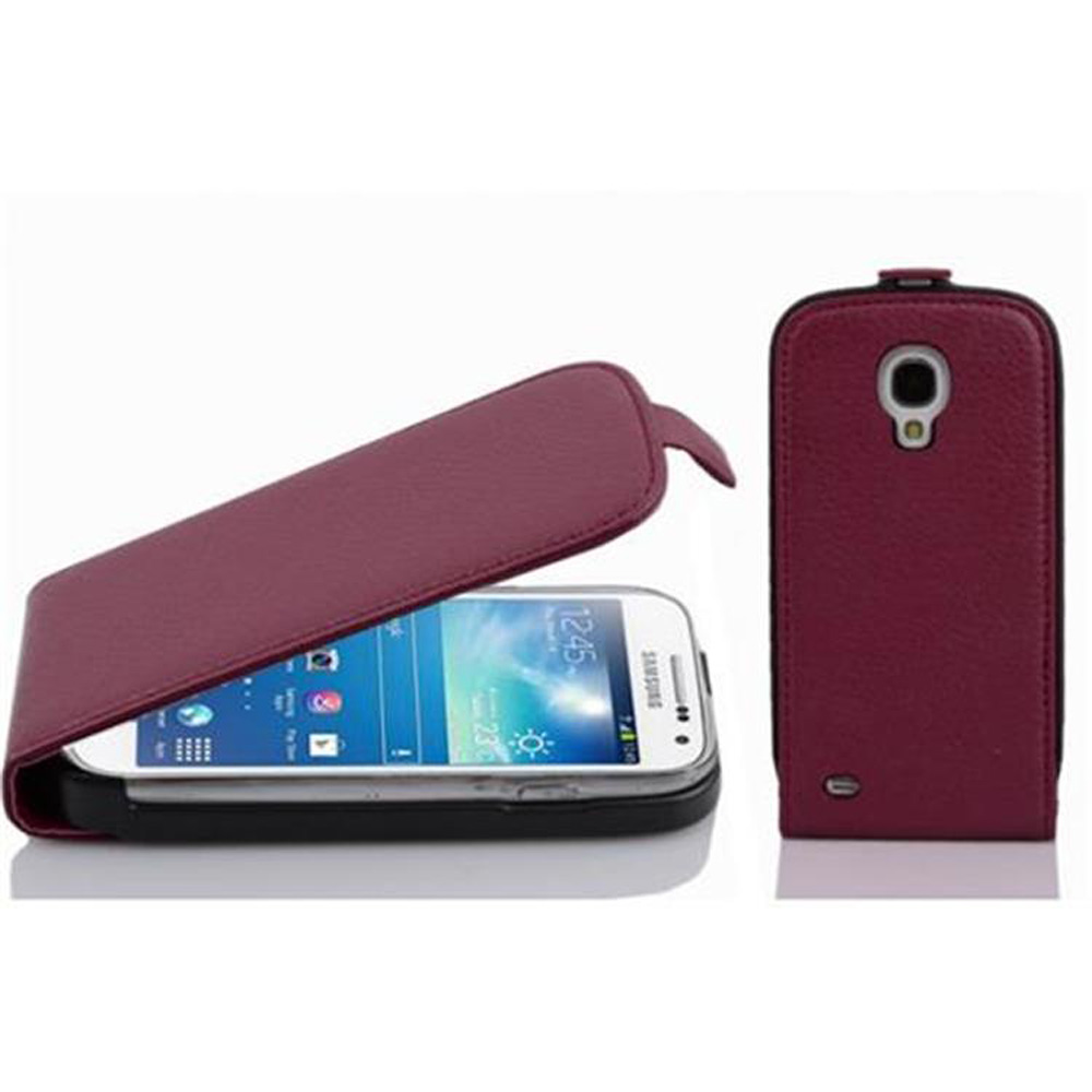 Funda de teléfono burdeos con un teléfono dentro. La funda está abierta, mostrando la pantalla.