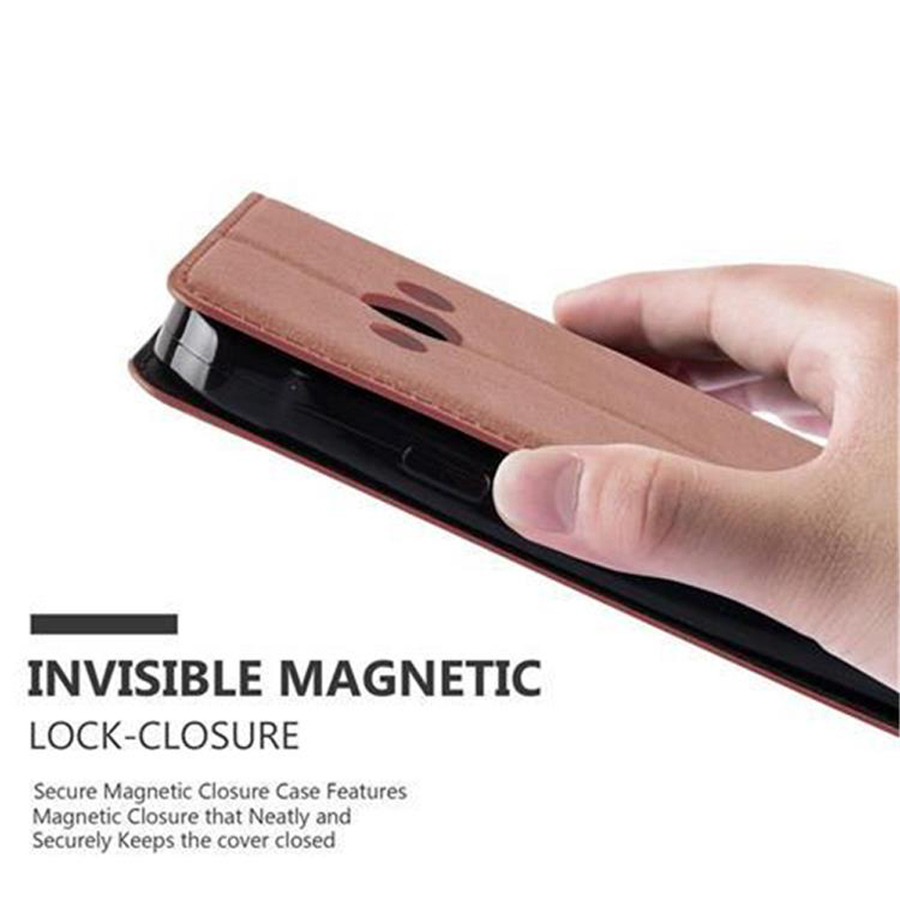 Una mano tiene una custodia marrone per telefono, con la funzione di chiusura magnetica della custodia evidenziata nell'immagine.