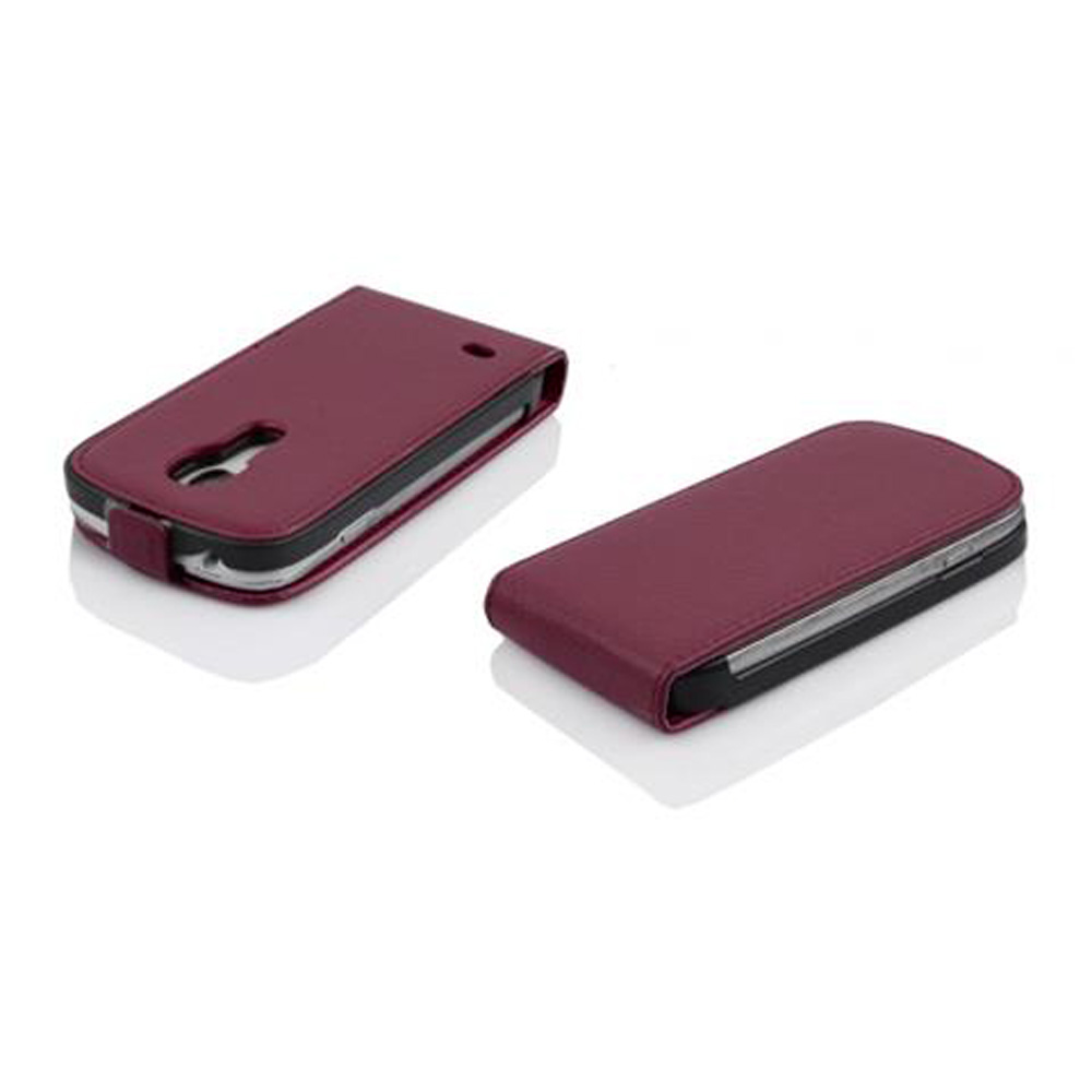 Dos fundas de teléfono burdeos cerradas sobre superficie blanca.