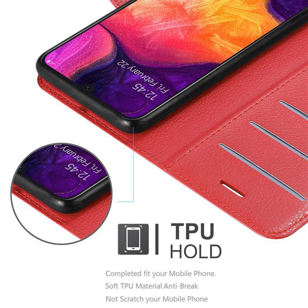 Un telefono in una custodia rossa. Lo schermo mostra l'ora, 12:45, e la data.