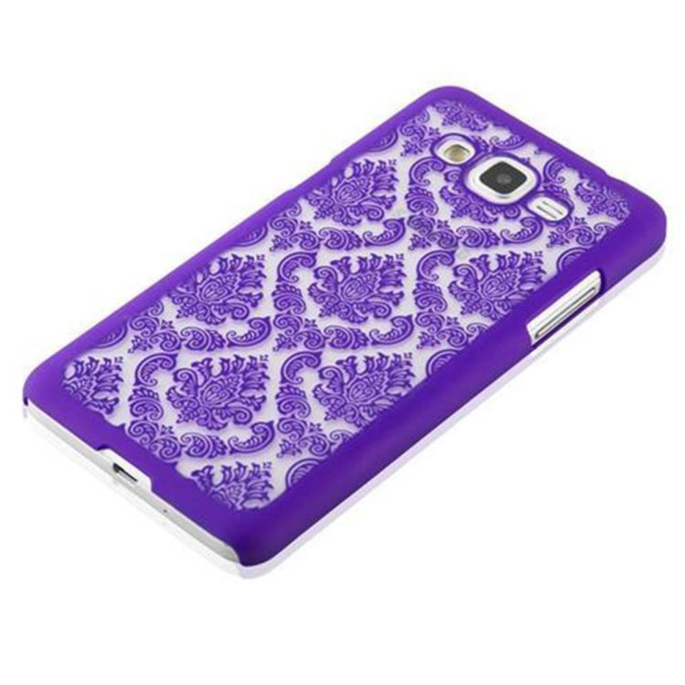 Lila Handyhülle mit Blumendesign. Telefon eingesetzt. Die Hülle bedeckt die Rückseite. Weißer Hintergrund.